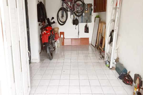 DOCE DE OCTUBRE, SE VENDE PROPIEDAD UNIFAMILIAR DE 3 NIVELES